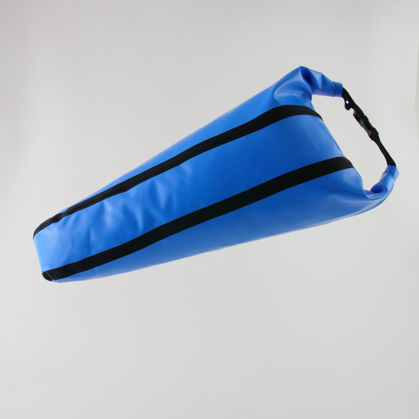 Vue de coté du drybag de selle bleu