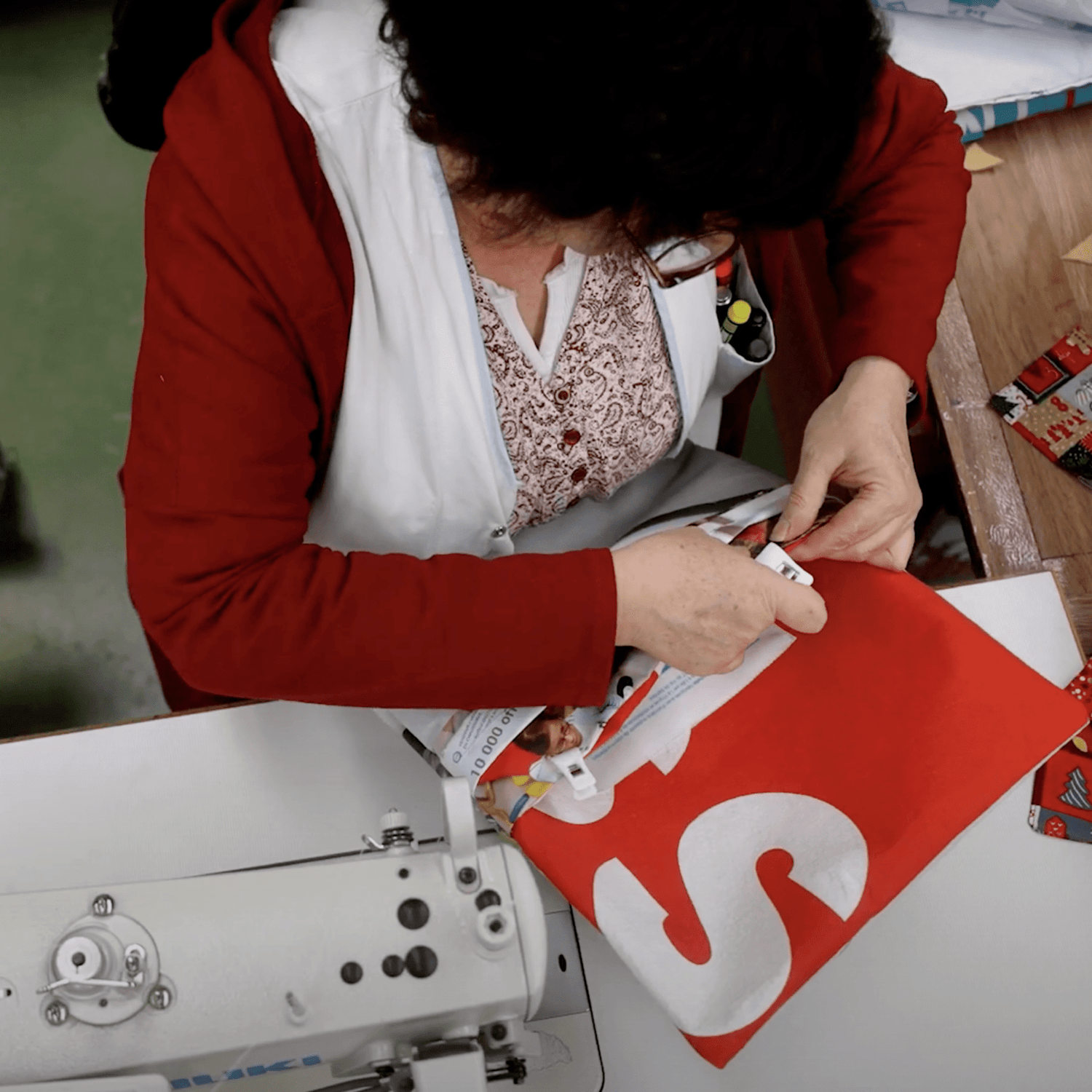 Ouvrière de notre atelier en pleine confection d'une housse d'ordinateur upcyclée par La Virgule