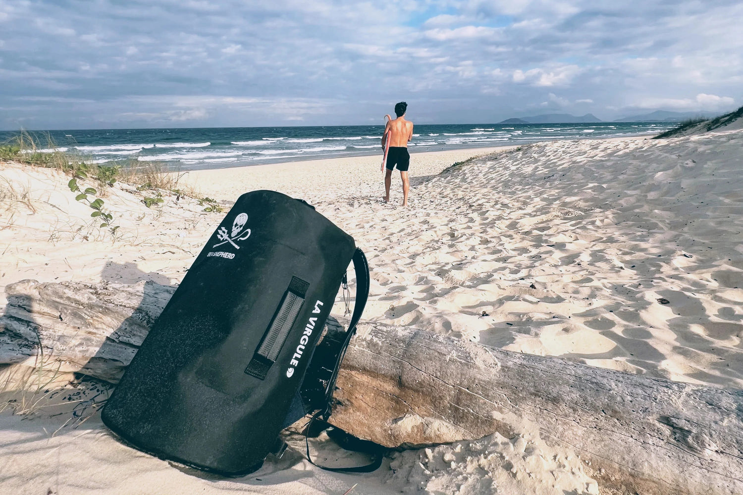 Notre sac en collaboration avec Sea Shepherd sur une plage déserte