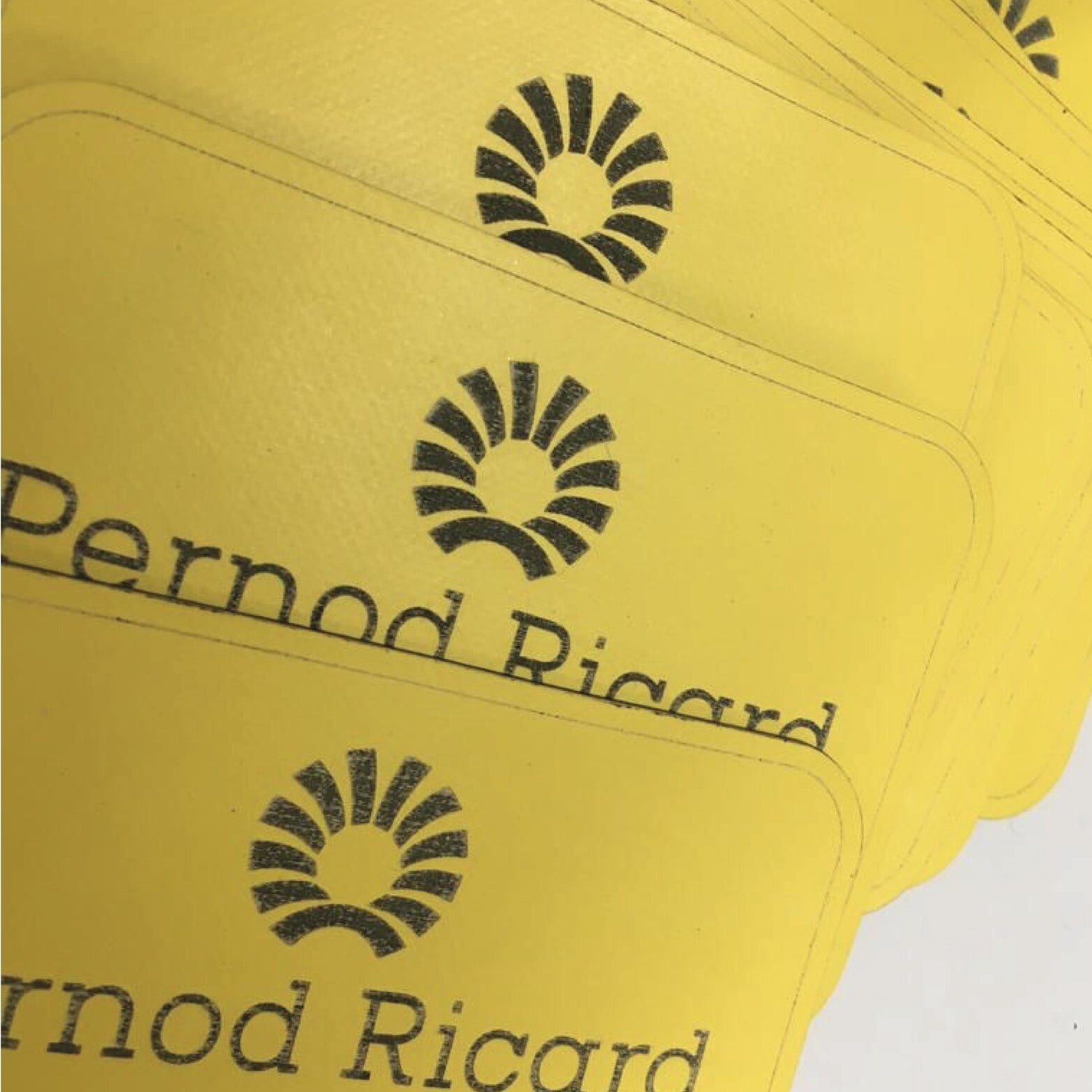 Le logo Pernod Ricard, prêt à être cousu sur leurs sacs de voyage 35L personnalisés par La Virgule