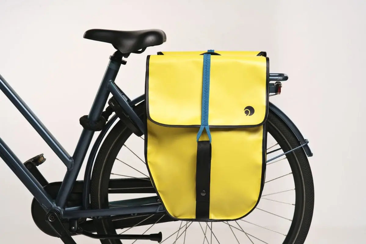 packshot de la Sterne jaune corde bleue, sacoche vélo vélotaf montée sur le porte bagage d'un vélo