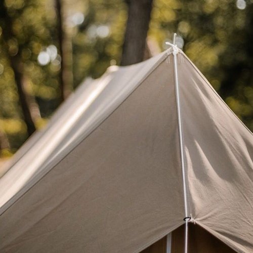 Tente cabanon récoltée et upcyclée par nos soins