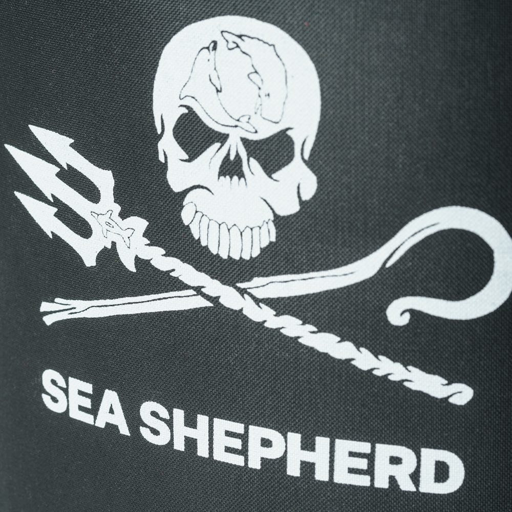 zoom sur le logo sea shepherd présent sur l'avant du sac à de voyage