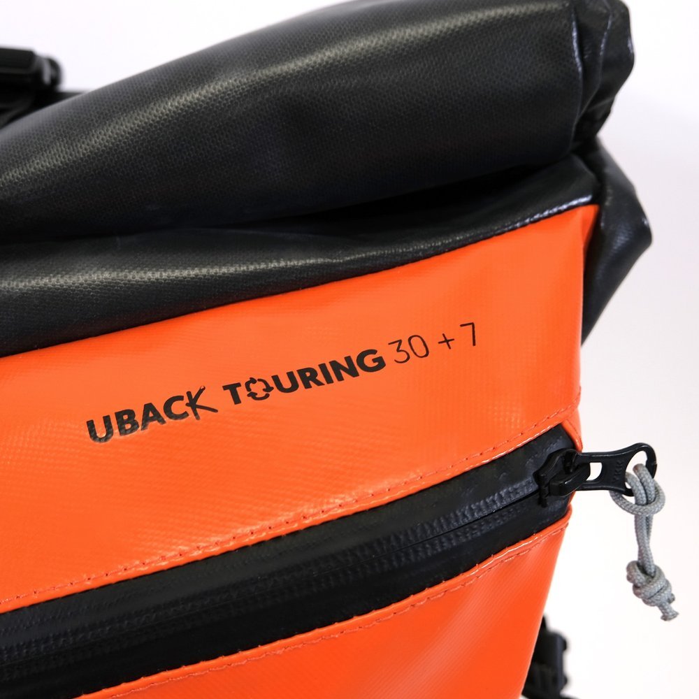 focus sur l'impression du nom du sac : Uback Touring 30L +7L"