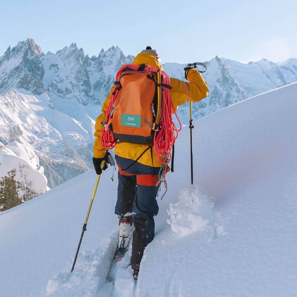 sac de ski de randonnée La Virgule et ZAG en action dans la montagne, avec les équipements fixés dessus