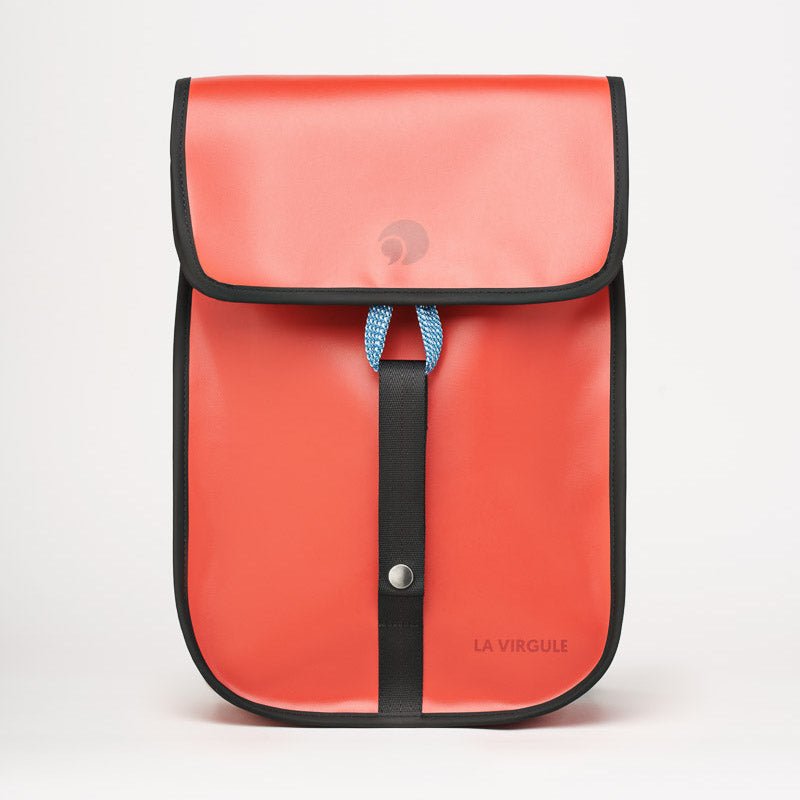 packshot du sac à dos petit gravelot upcyclé 12L rouge corde bleue